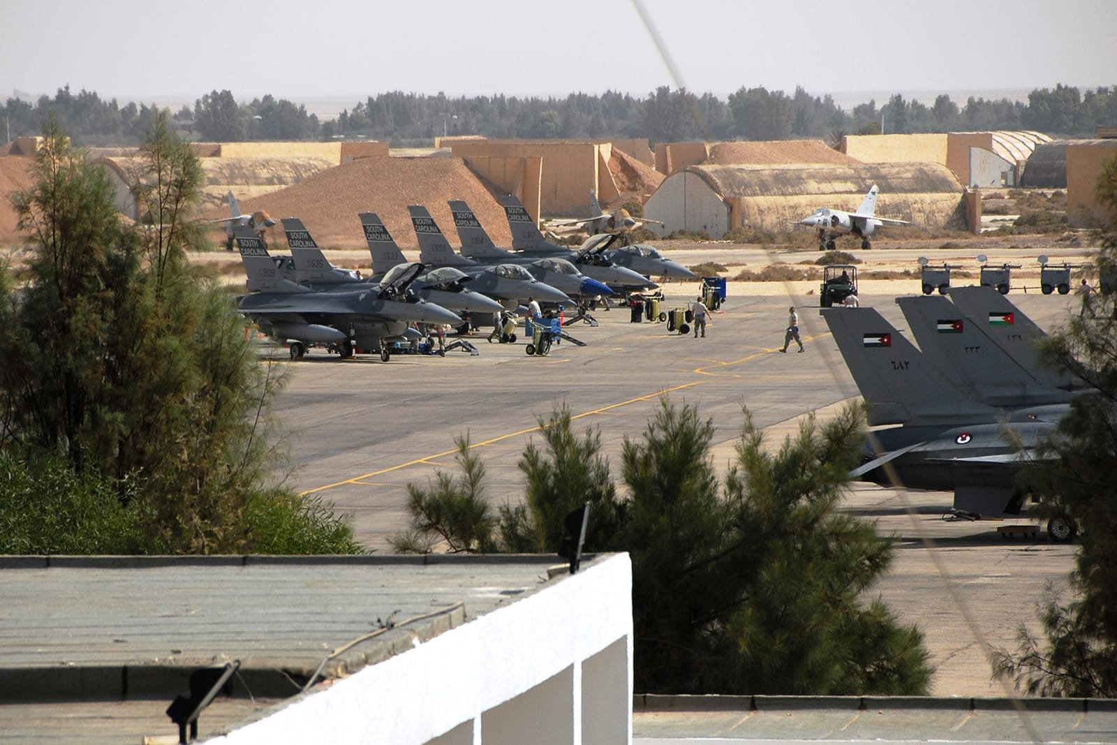 F-16 aircraft of the Jordanian and U.S. air forces at Muwaffaq Salti Air Base (Azraq), Jordan, 2009 (VIRIN 091020-F-9119C-141)