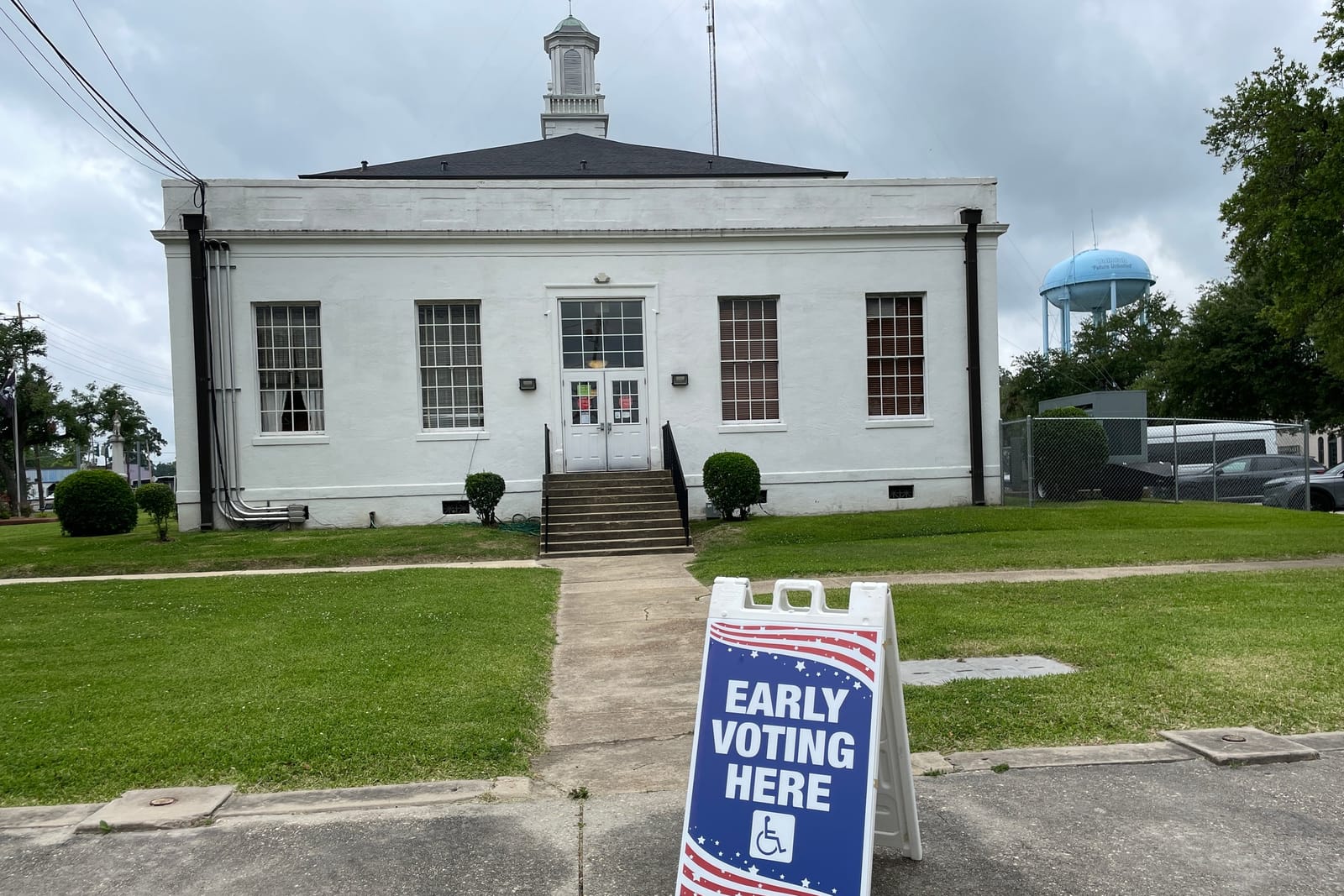 Early voting sign at the Madison Parish Courthouse, Tallulah, Louisiana, May 2026